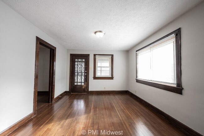 Foto del edificio - 4850 Hillside Ave