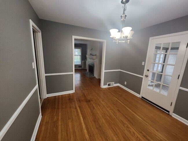 Foto del edificio - Gorgeous home with 4 bedrooms, 2 full bath...