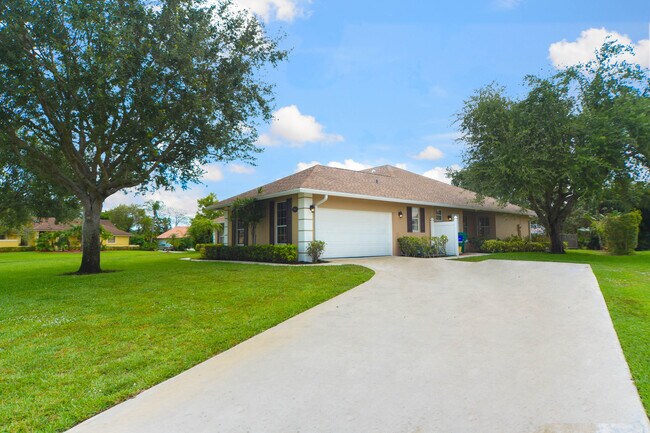 Building Photo - 1050 Fairdale Way
