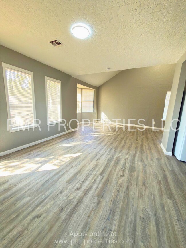Building Photo - 2 Bedrooms/1 Bathroom House