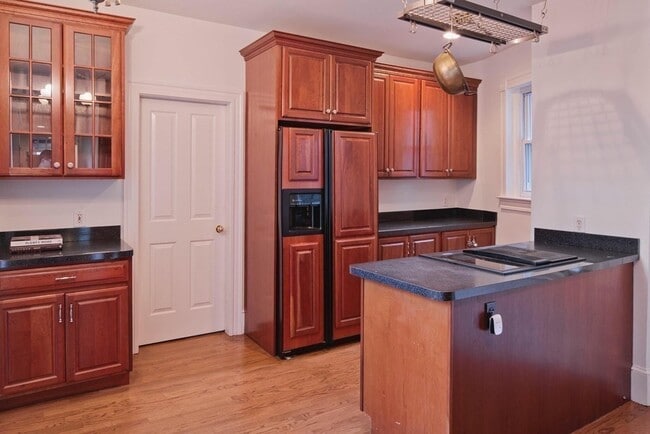 Building Photo - 145 Charles St