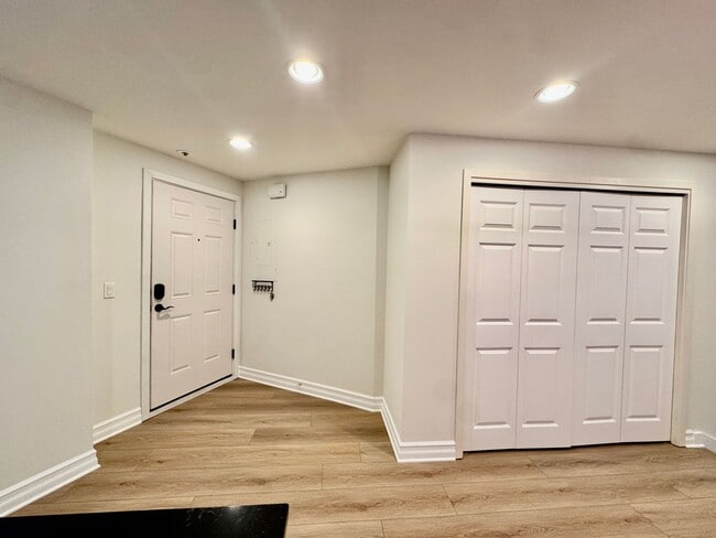 Building Photo - 9039 NE Juanita Dr