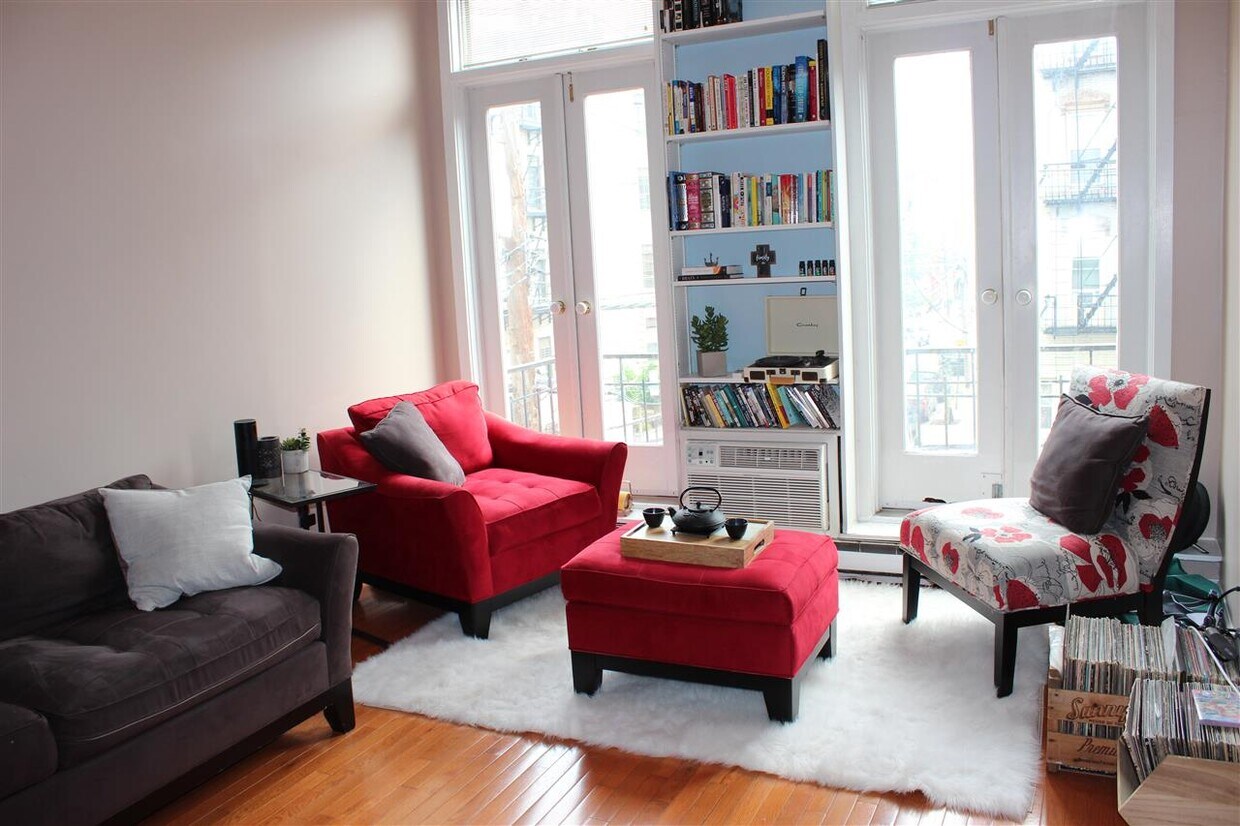 Primary Photo - 232 Monroe St