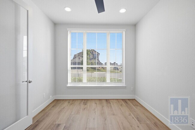 Building Photo - 216 Monrovia Wy