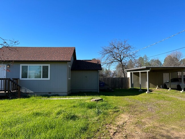 Building Photo - 2 bedroom, 1 bathroom home located in the ...