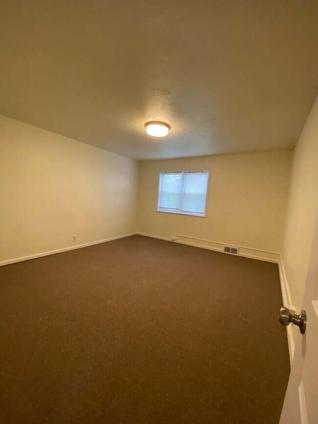 Foto del edificio - Updated 2BR Apartment with office now show...