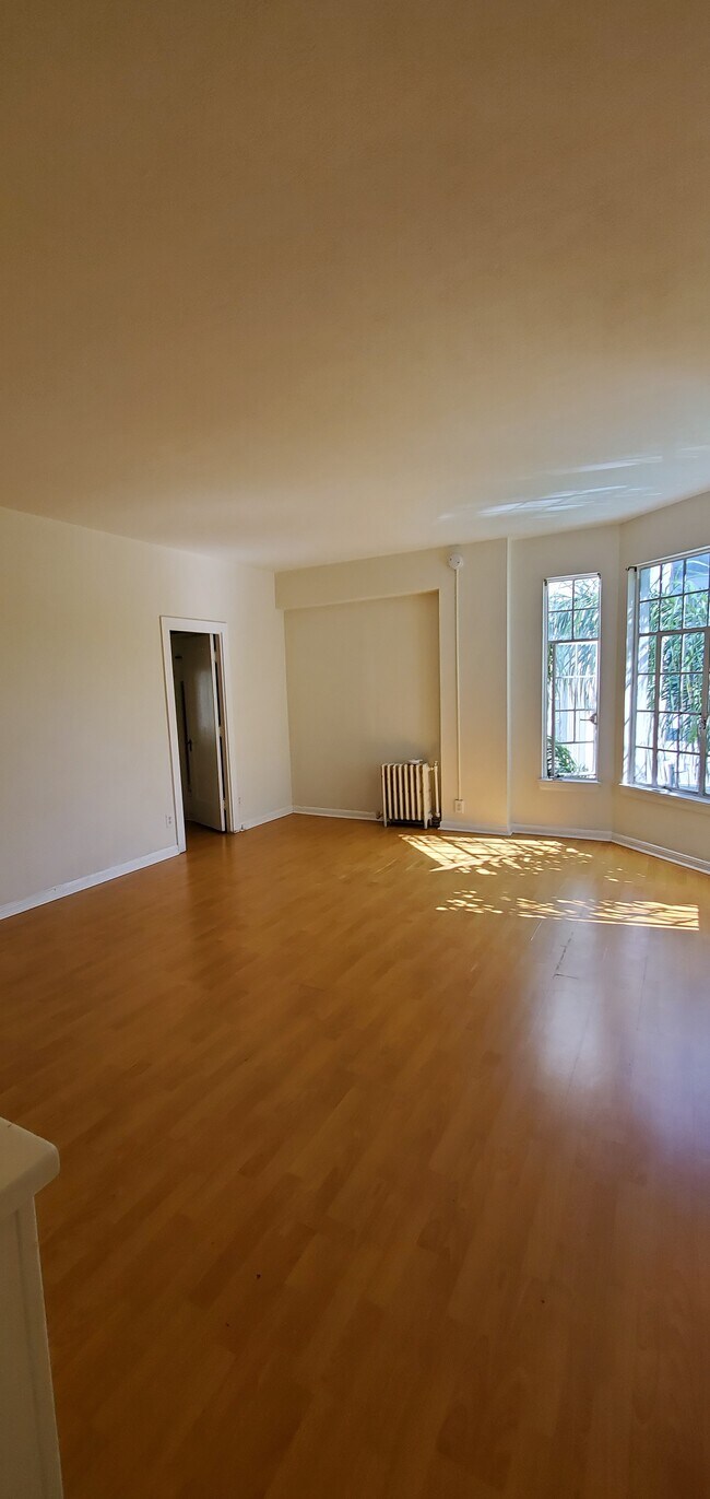 Foto del edificio - Wilshire Mediterranean Apartments