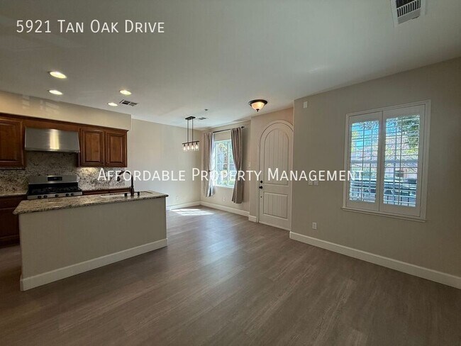 Foto del edificio - 5921 Tan Oak Dr