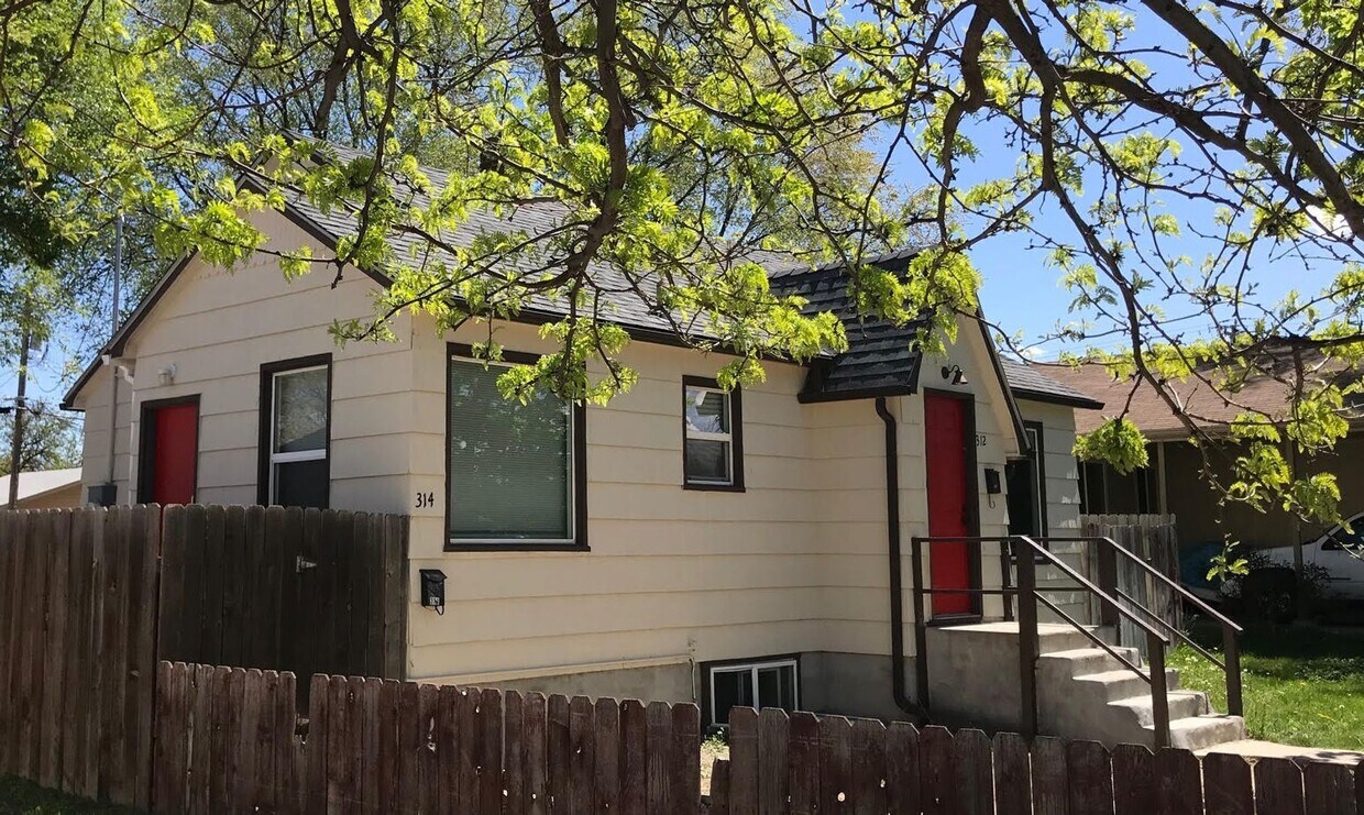 Primary Photo - Miles Duplex