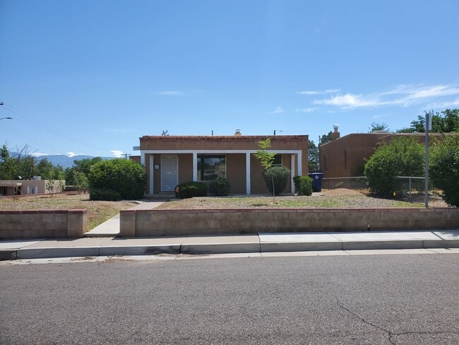 Building Photo - Three bedroom home located mins away from UNM