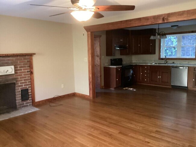 Foto del edificio - 1514 E Midland Trail