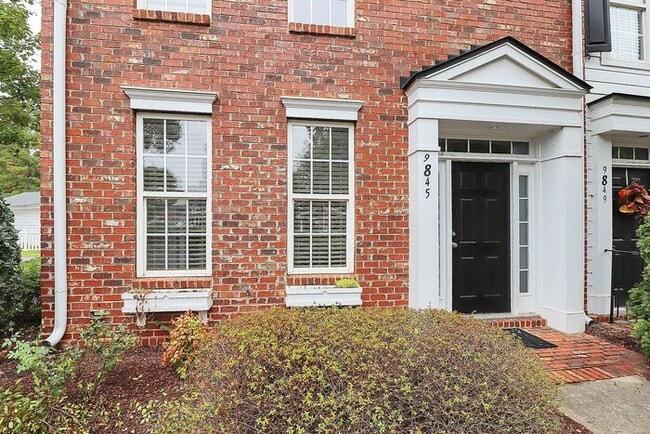 Building Photo - Beautiful End Unit 3BD/2.5BA Townhome in t...