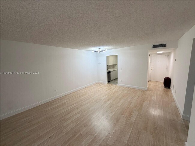 Foto del edificio - 2350 NE 135th St