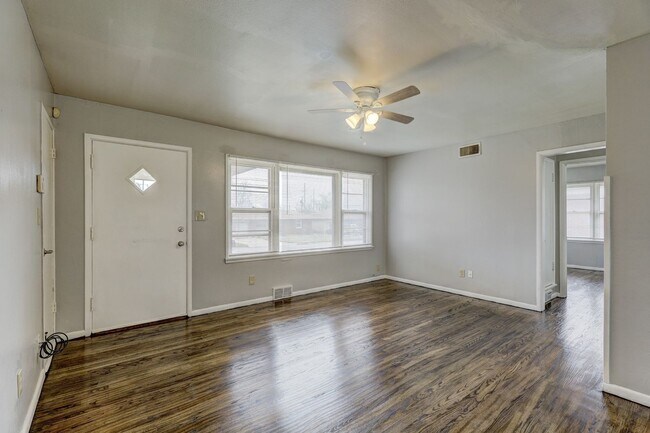 Building Photo - Ready 2 Bed 1 Bath Mid-Del Schools.