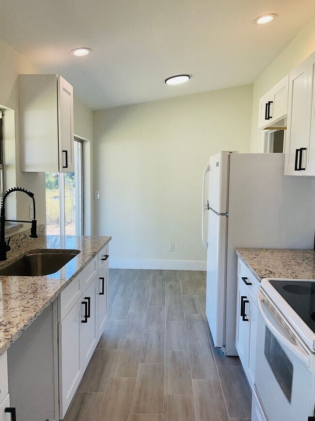Building Photo - Newly Remodeled 3/2 with Garage and Lake V...