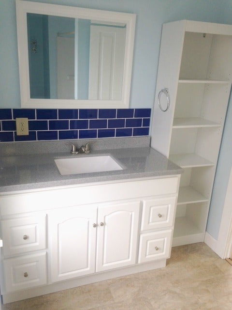 Bright bathroom - 305 4th St
