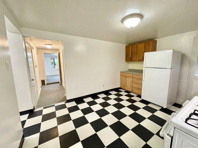 Foto del edificio - Fantastic Noe location!  2BR/1BA Garden Unit! Yard! Laundry! Rent Controlled! - PROGRESSIVE