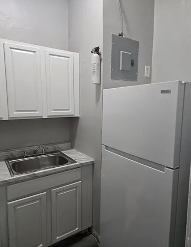 Building Photo - 61 S Hamilton St