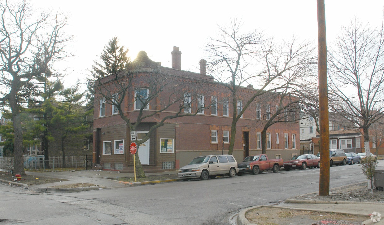 Primary Photo - 2500 S Hamlin Ave