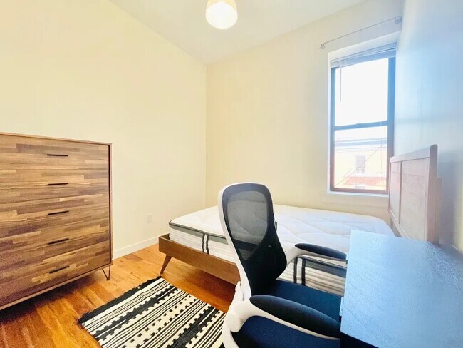 Foto del edificio - Furnished room/NOT APARTMENT