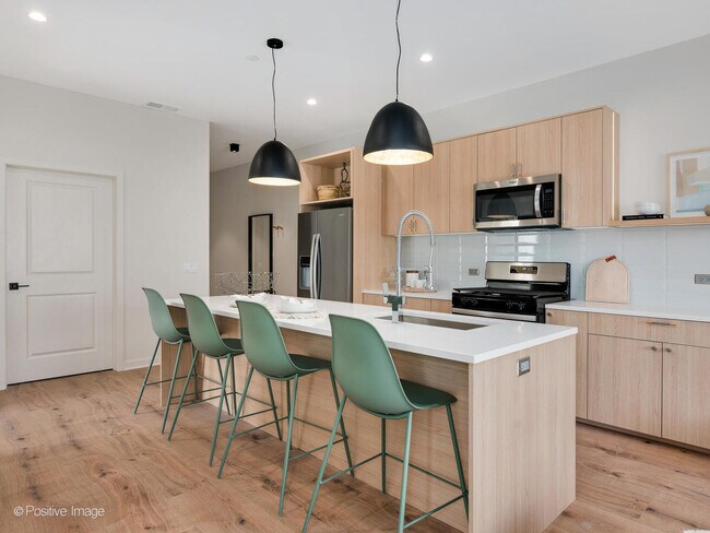 Foto del edificio - 8041 W Belmont Ave