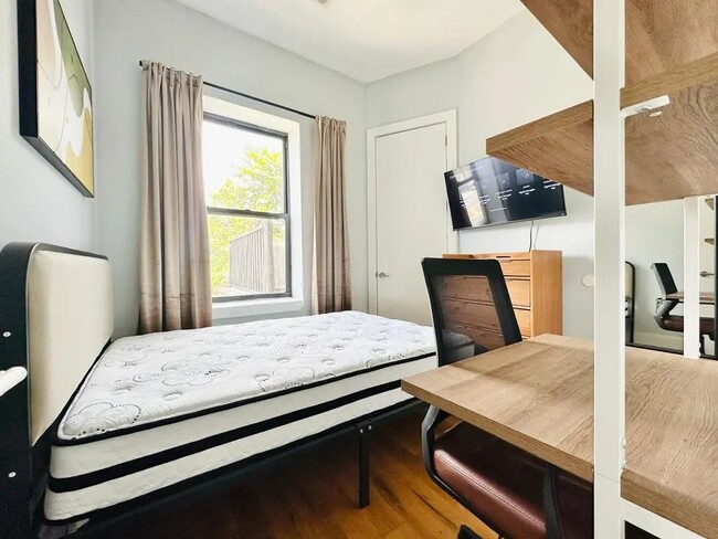 Building Photo - Furnished room/NOT APARTMENT