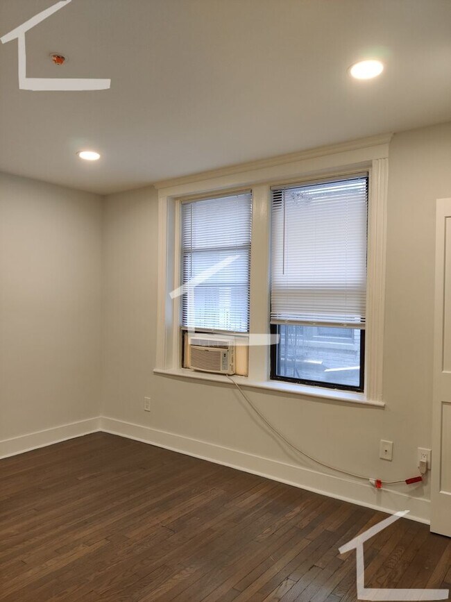 Photo - 2Br/1Bth, ready to move in, Great Locaton. Laundry IN UNIT! House