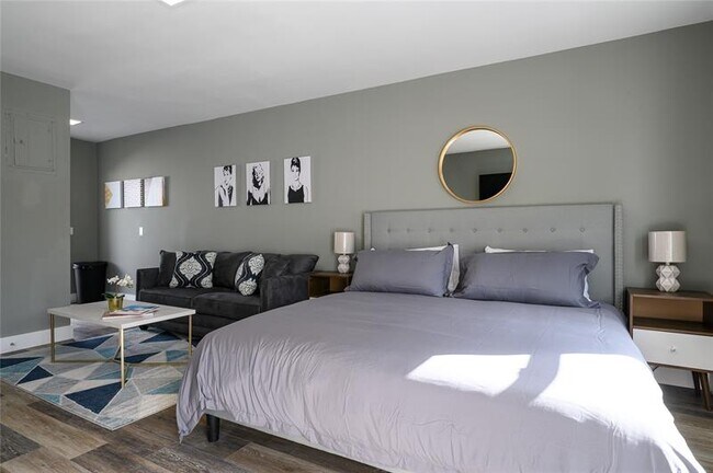 Building Photo - 1020 N Victoria Park Rd