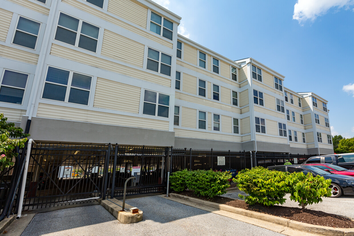 Foto principal - Glen Burnie Town Apartments