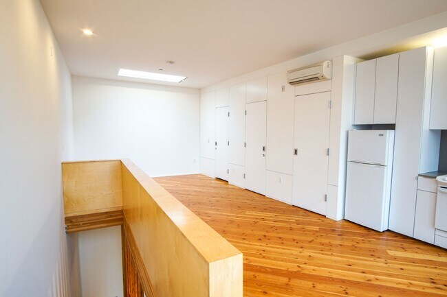 Building Photo - Modern Design Live/Work Townhouse in NW Portland!