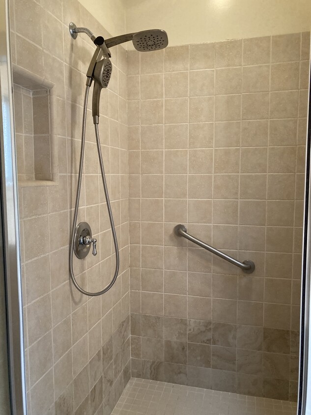 shower - 1734 S Canfield Ave