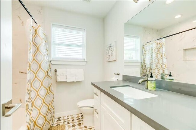 Foto del edificio - 2420 Bernardo De Galvez Ave