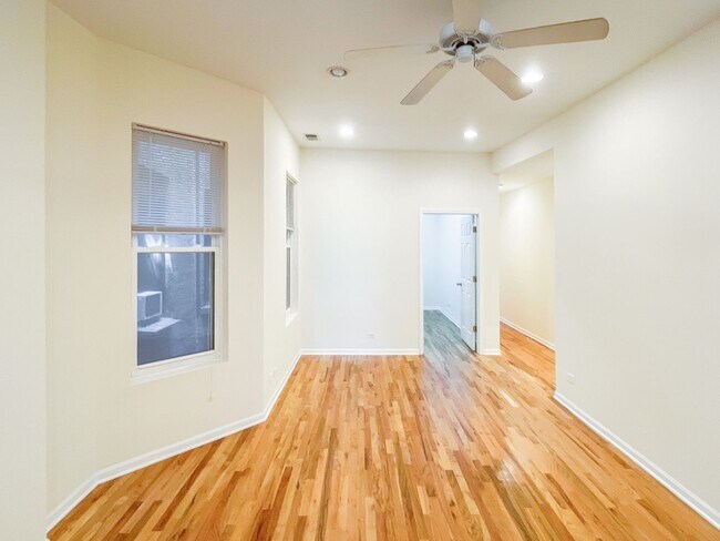 Foto del edificio - 2602 N Racine Ave