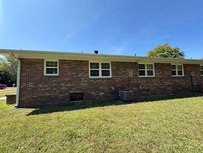 Foto del edificio - 586 Hutchens Rd