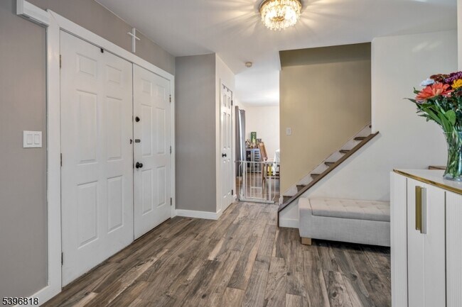 Foto del edificio - 18 Lisa Dr