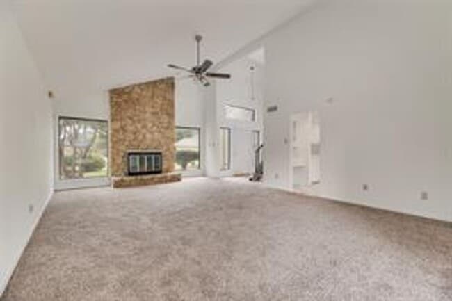 Building Photo - Spacious Plano Home with Swimming Pool!  A must see!