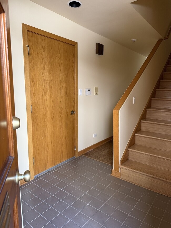 Building Photo - 429 S Oak Park Ave