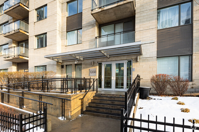 Entrance - 1200 Saint-Jacques