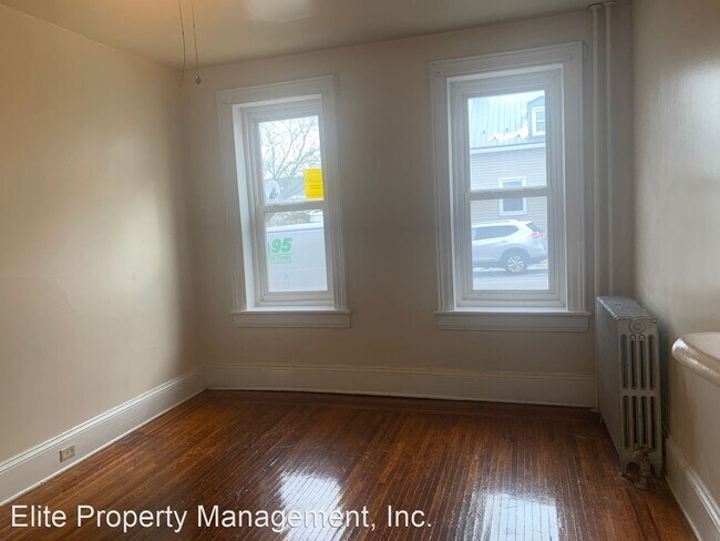 Building Photo - 2 br, 1 bath House - 373 W. King St. 1st. Flr