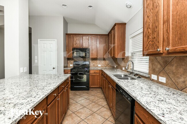 Building Photo - 423 Hackberry Dr