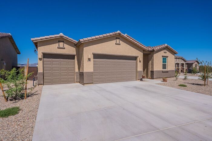Foto principal - Bright & Spacious 4-Bed Home with 3-Car Ga...