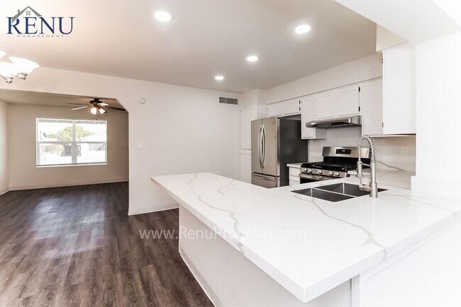 Foto del edificio - Now Available!