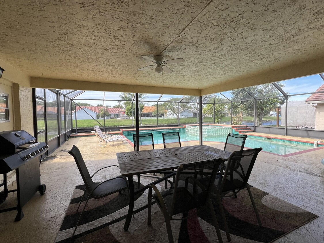 Primary Photo - 9775 Sun Pointe Dr