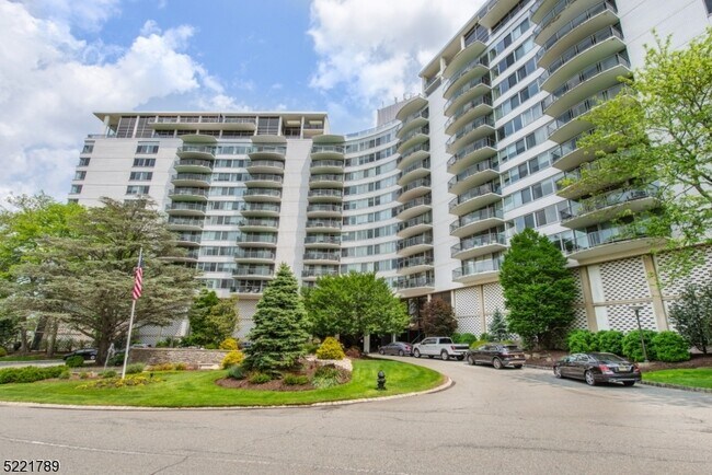 Building Photo - 1 Claridge Dr