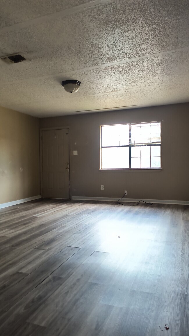 Foto del edificio - 903 W Dallas Ave