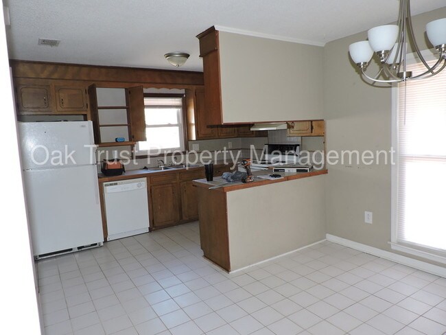 Building Photo - 1112 Hampton Dr