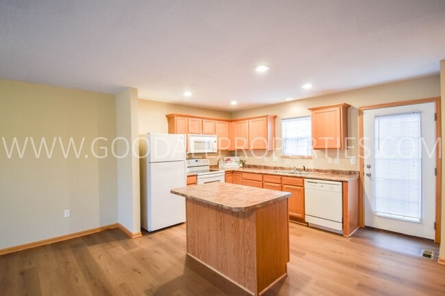 Building Photo - 2 Bedroom, 2 1/2 Bath Townhome in Urbandale with 2-car attached garage