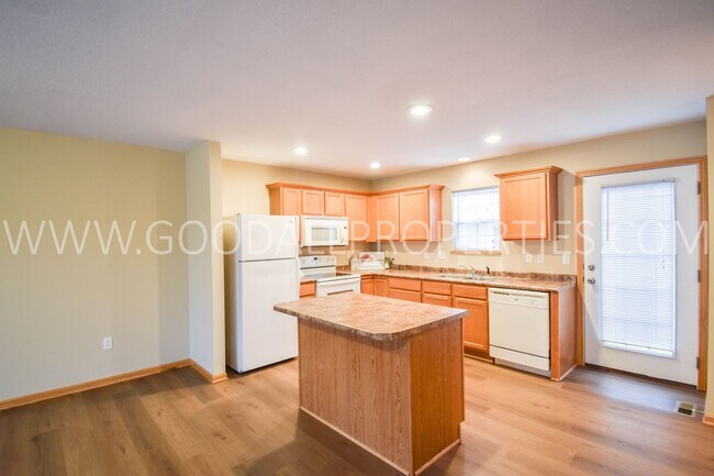 Foto del edificio - 2 Bedroom, 2 1/2 Bath Townhome in Urbandale with 2-car attached garage