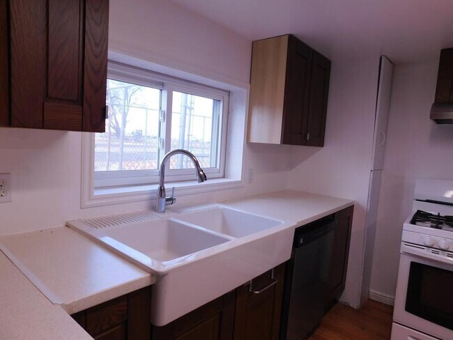 Building Photo - 875 W Doxey St