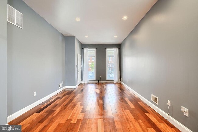 Building Photo - 2200 Brookfield Ave